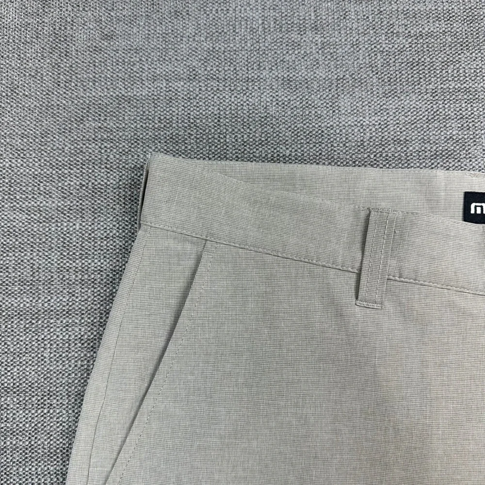 TravisMathew Golf Shorts Mens 33 Khaki Tan   Stretch Performance Casual